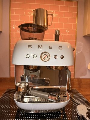 Smeg Espressomaschine mit Mahlwerk EGF03CRUK Pastellblau