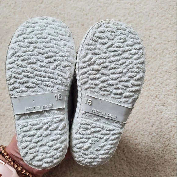 Cienta 全新无标签女宝宝银色闪光玛丽珍运动鞋,尺寸 18/2.5 — 第 4/4 张图片