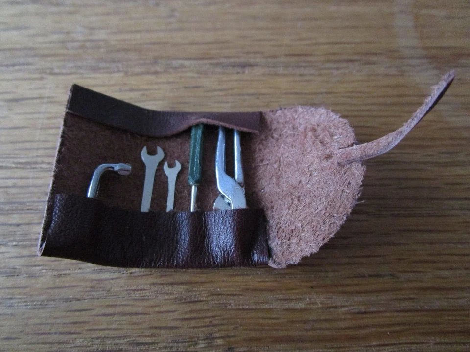 Franklin Mint 1/10 Indian Motorcycle Leather Tool Roll Pouch Bag W/Tools Danbury - Image 2 of 4