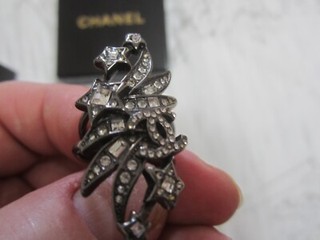Belle bague CHANEL fantaisie noire avec strass