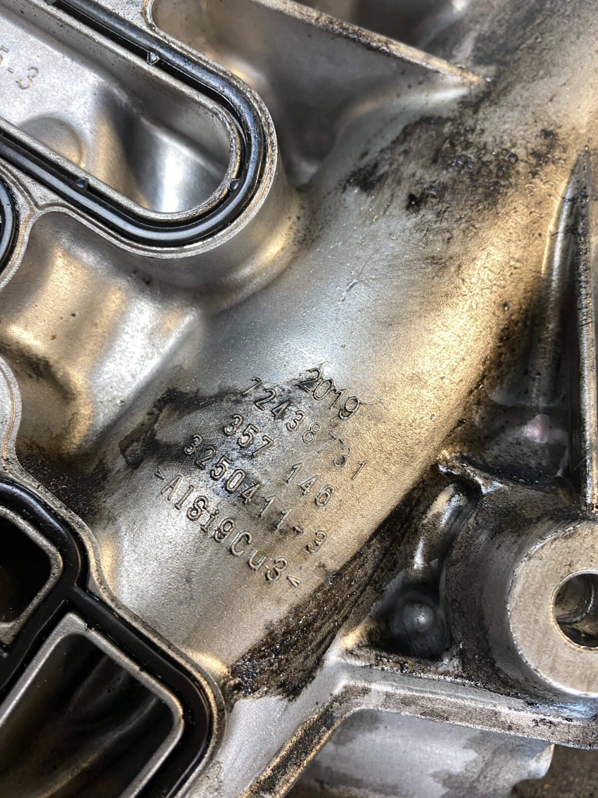 Mercedes Benz E Klasse W213 Motor Öl Kühler Filter Gehäuse 