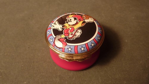 VINT 1997 ENGLISH HALCYON DAYS ENAMEL DISNEY BOX- MICKEY MOUSE PLAYING FOOTBALL - Picture 2 of 8