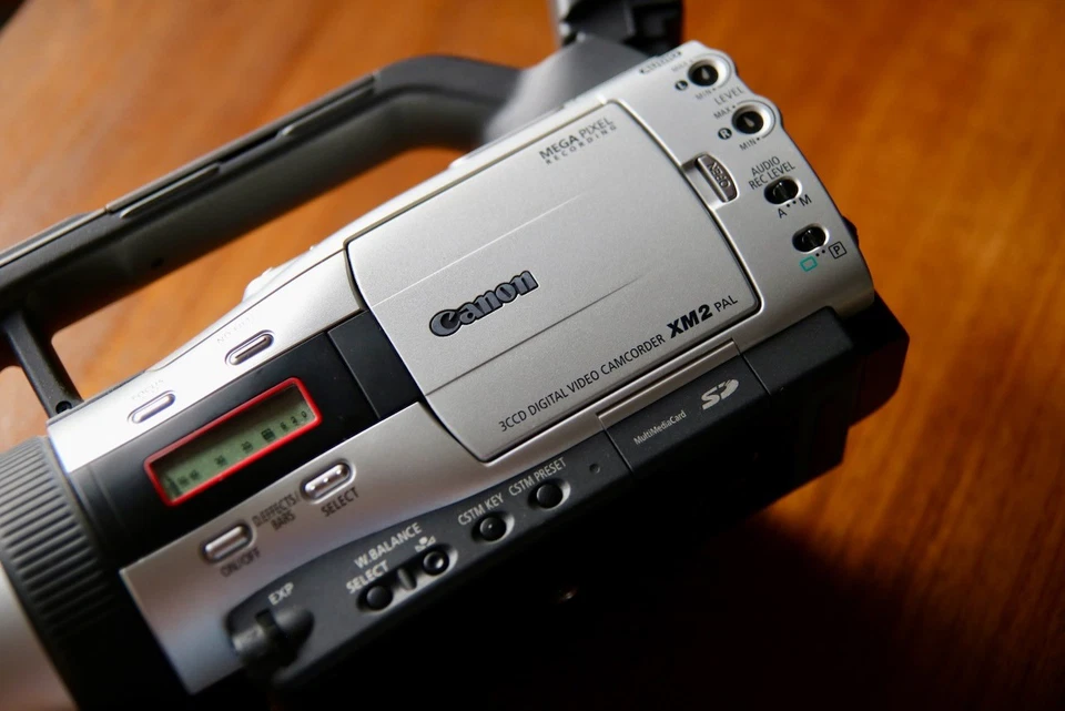 *Fully functioning* Canon XM2 PAL MiniDV Camcorder 20x Lens, 3CCD with Battery - Image 4 of 4