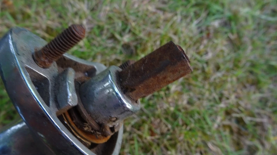 original Classic car MORRIS MINOR BOOT LID HANDLE With KEY USED CONDITION - Image 3 of 4