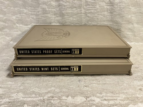 Pair T T Coin Cases from ticker and Treasures from Chicago. US Mint Sets -- 5931 - Picture 3 of 12