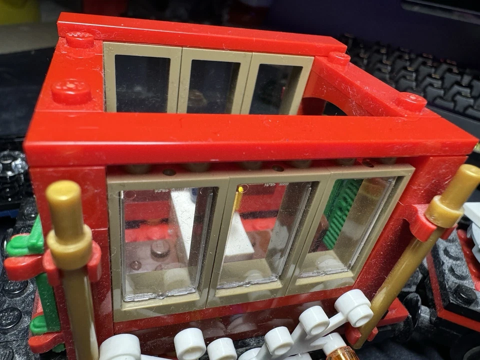 LEGO 10254 Winter Holiday Train, photo 4 of 5