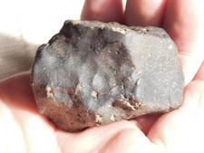 H6 METEORITE in pietra remaglypts crosta di fusione oscura e crepe di contrazione! 153gr