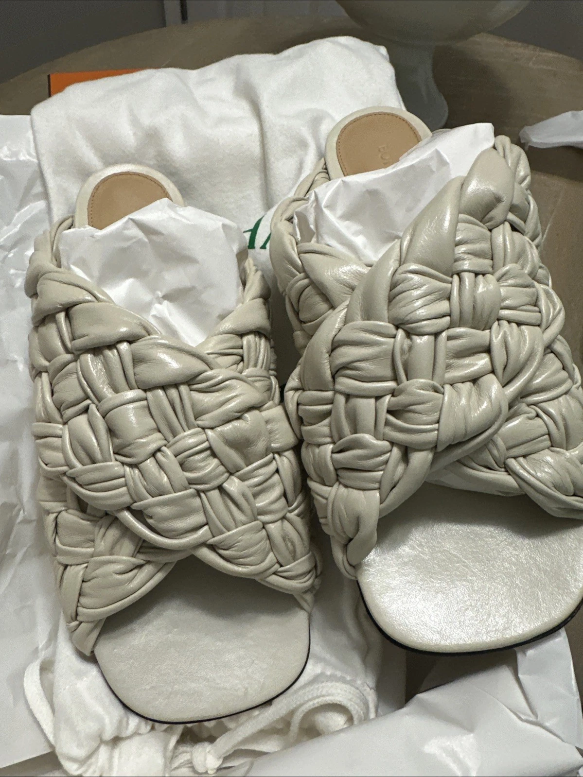 Bottega Veneta — BOTTEGA VENETA LIDO Intrecciato leather flat   SANDAL  Cream Size 39 MSRP  $1250