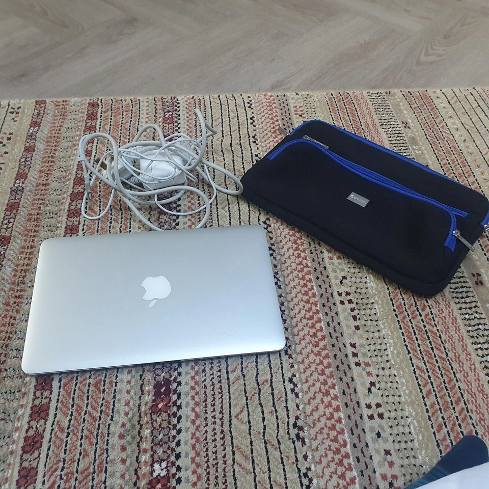 Apple MacBook Air 11", Intel Core i5, 1.6GHz, Mid 2011, 64GB SSD, 2GB RAM, A1370 - Image 2 of 4