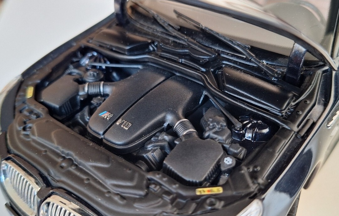 WOW BMW M5 (E60) Sedan 2004 Carbon Black 1:18 Kyosho 08593BK