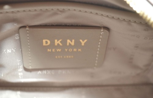 Bandolera para cámara DKNY bolsa blanca con logotipo guitarra correa negra blanca nueva sin etiquetas $168 - Imagen 6 de 8