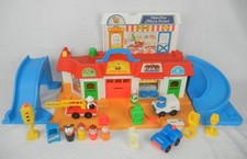Vintage Fisher Price 1986 Little People Play Family Main Street 2500 Accessories