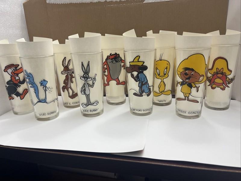 Set of 9 Vintage 1973 Looney Tunes Pepsi Collector Series Character Glasses