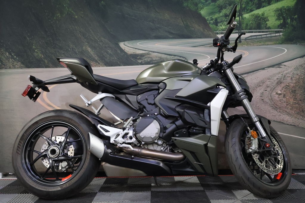 2023 Ducati Streetfighter V2 Storm Green