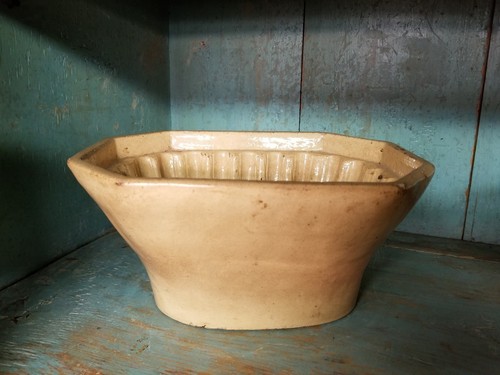 Antique Yellow Ware Mold With Grape Pattern. - Picture 3 of 5