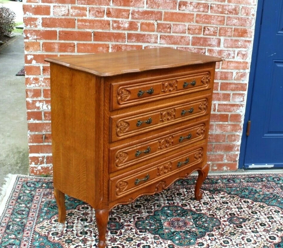 Cómoda antigua pequeña de roble francés Luis XV | Cómoda antigua de 4 cajones con detalle tallado Foto 4 de 4