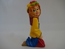 Weihnachtskrippenfigur / Maria sitzend mit gelben Umhang