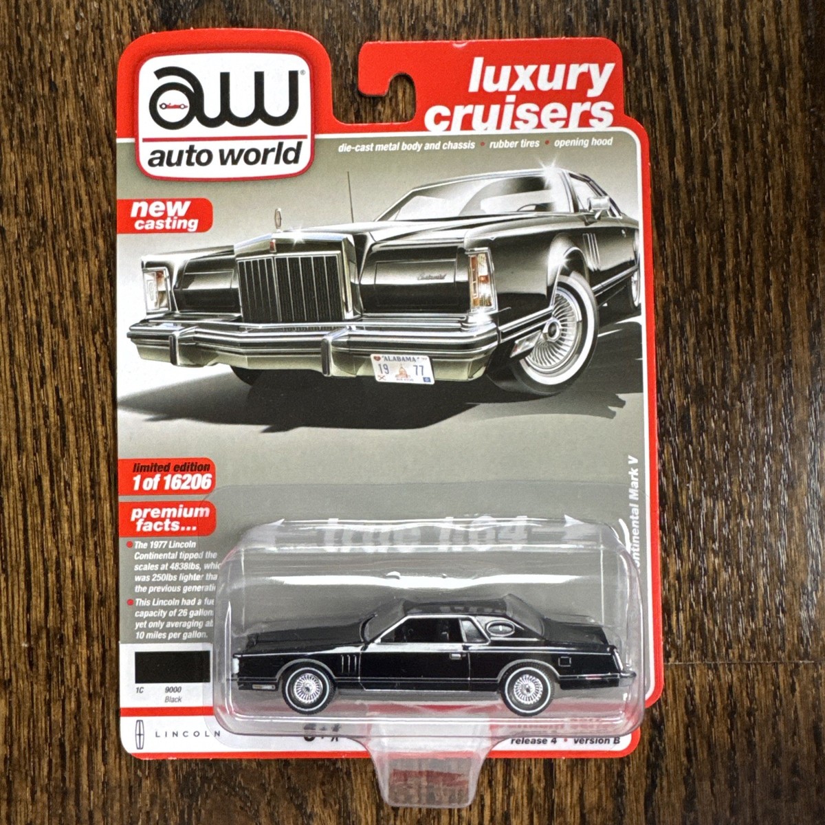 1/64 AUTO WORLD LUXURY CRUISERS 1977 LINCOLN CONTINENTAL MARK V
