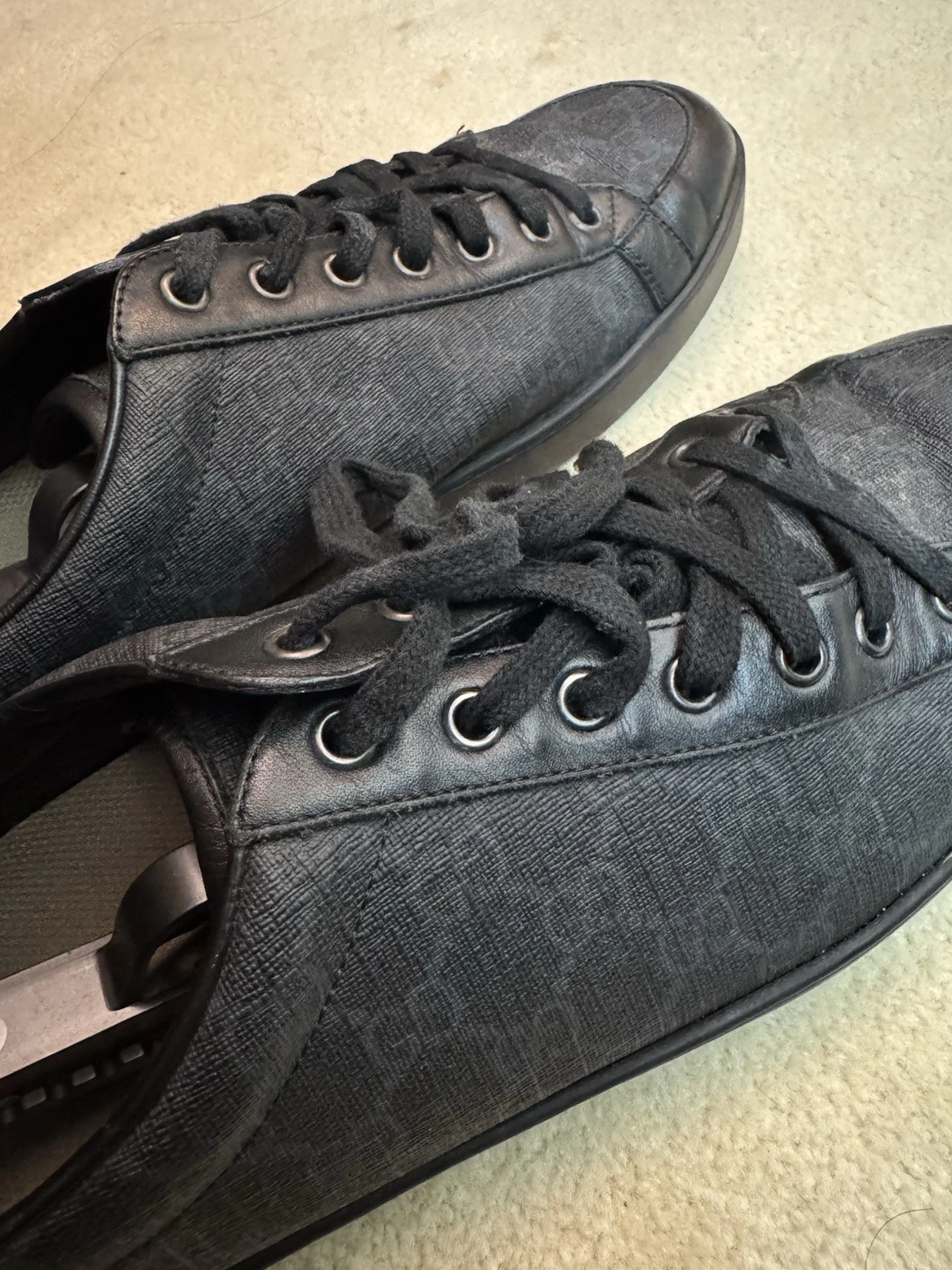 Baskets basses homme Gucci noir gris toile enduite GG 325370 taille 11