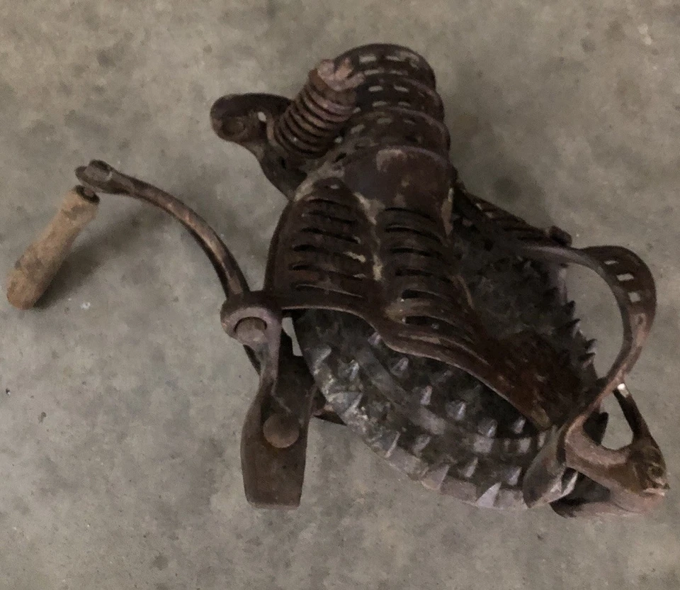 CAST IRON BLACK HAWK  1903A  CORN SHELLER CLARKSVILLE TENNESSEE - Image 4 of 4