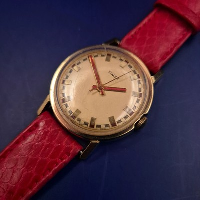 Vintage Timex Damen Uhr   Klassisches Design mit rotem Schlangen-Optik Armband