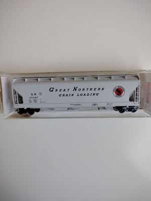#ad Micro Trains N Scale Great Northern 3 Bay Covered Hopper 94160 GN 171747 NOS $24.99