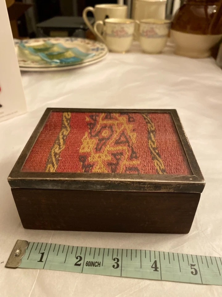 ANTIGUA CAJA DE MADERA CON INCRUSTACIÓN DE TELA ANTIGUA ÚNICA BAJO TAPA DE VIDRIO Foto 4 de 4