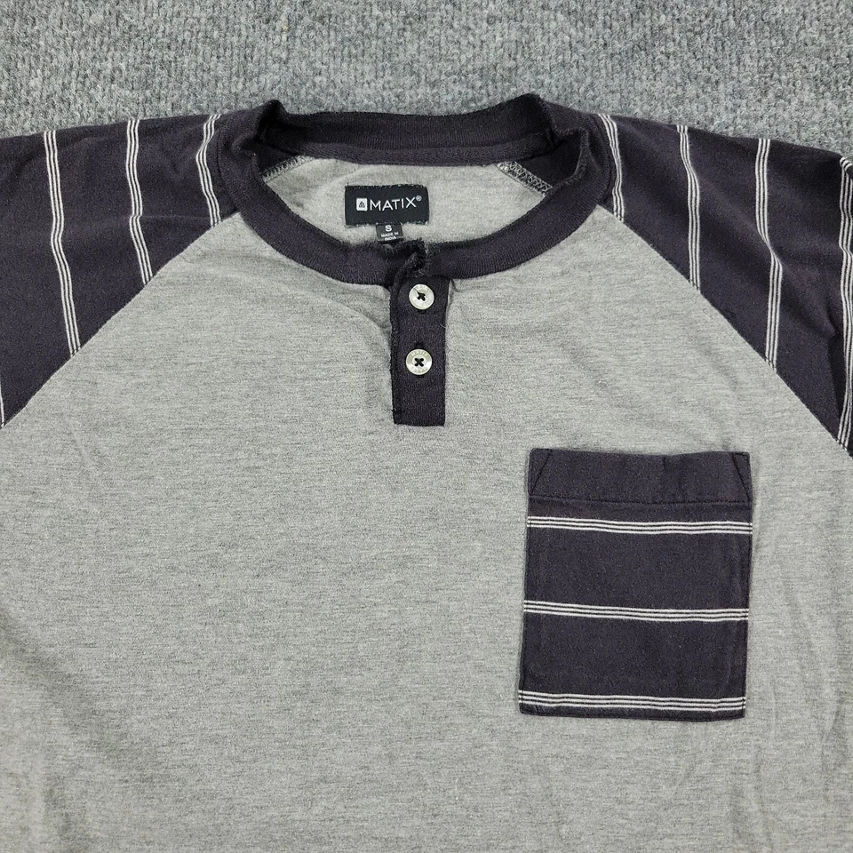 Camisa Matix Para Hombre Pequeña Gris Negro Rayas Henley Raglán Bolsillo Parche Manga 3/4 Foto 2 de 4