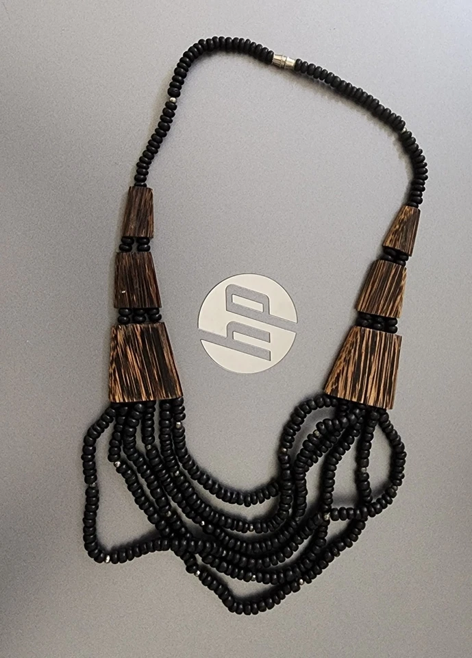 Collar de colección 1970 estilo africano cuentas de madera negra multihilo con acento de estaño 20" Foto 2 de 4