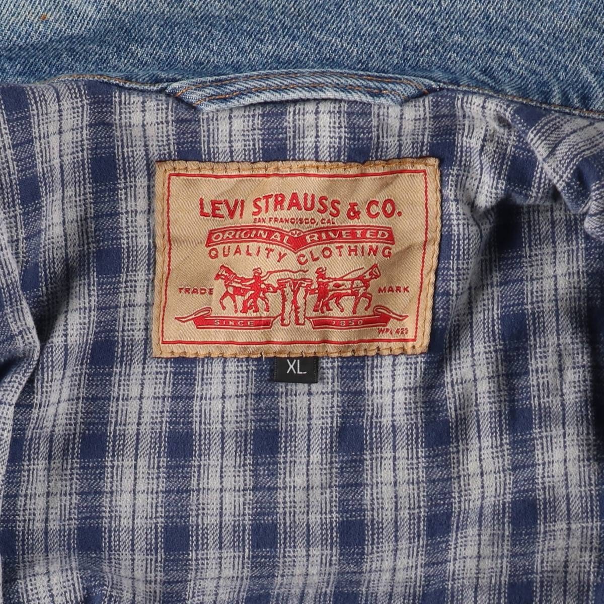 Vintage 1990'S Levi's denim jacket (70699-0389) made in the USA