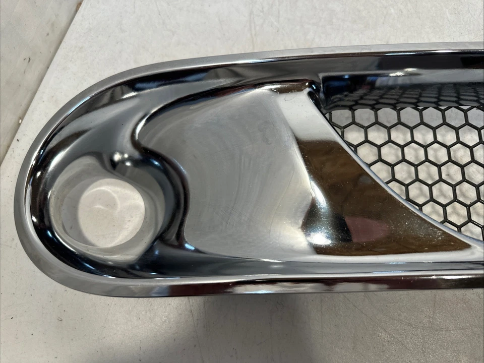 REJILLA RAD LWR RH CROMADA CON AGUJERO LÁMPARA ANTINIEBLA GM P/N: 19156204 2005-09 Pontiac G6 GT Foto 2 de 4