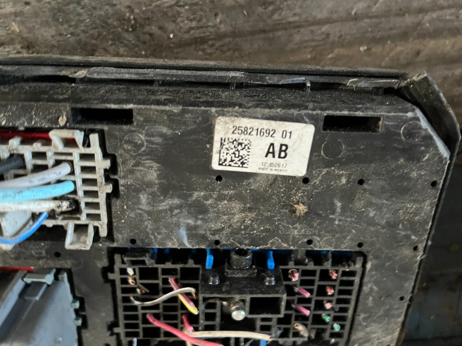 OEM 2008 Buick LUCERNE Fuse Box Relay Control Module Unit 25821692 eBay
