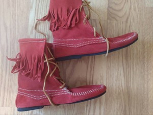 red minnetonka boots