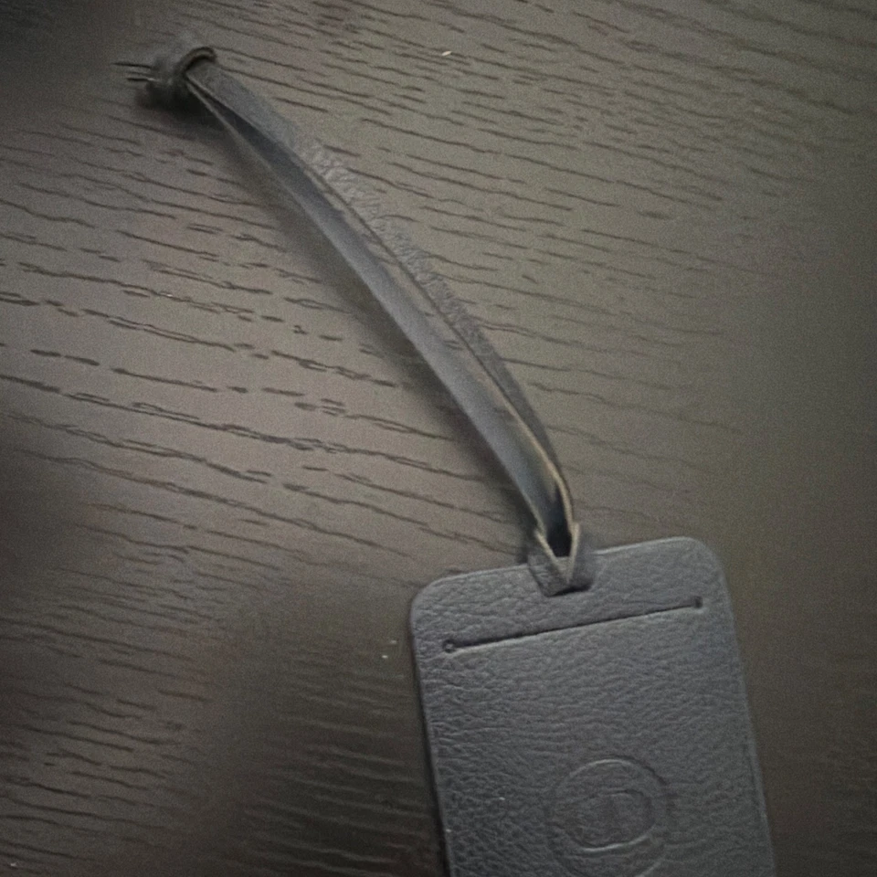 Dior Porte-étiquette bagage cuir gris avec sangle - Photo 3/4