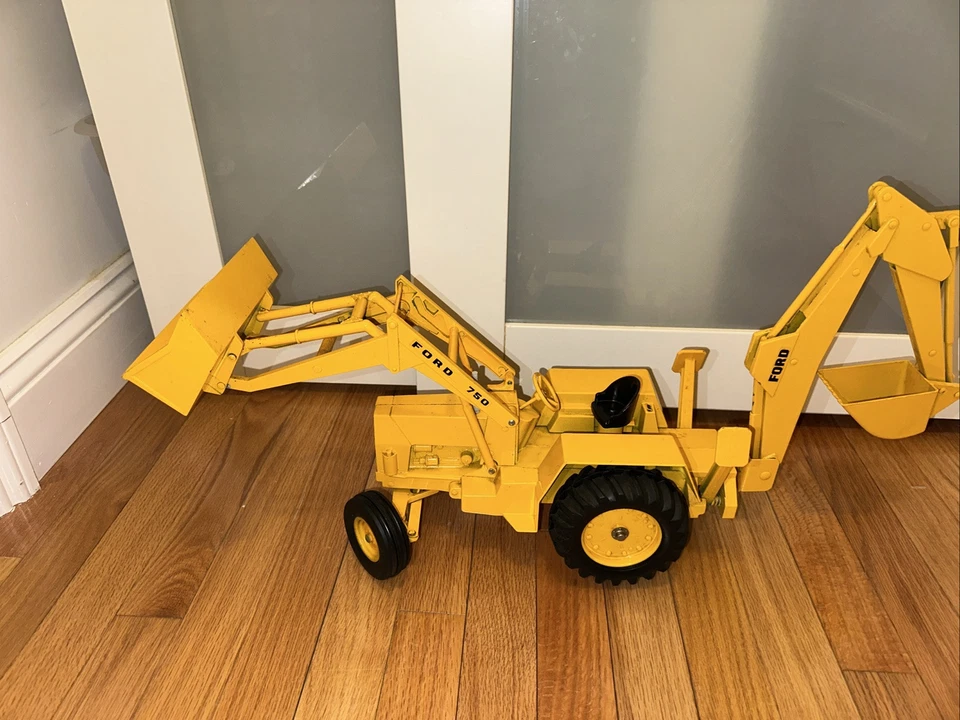 Retroexcavadora retroexcavadora tractor Ford 750 diecast pesada totalmente funcional años 70’s Foto 2 de 4