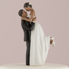Topper torta nuziale True Romance afroamericano sposo sollevamento sposa