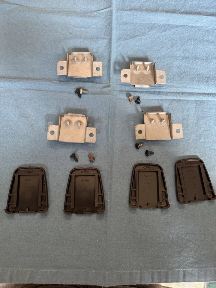 Solo Dodge Charger 1970 carrocería B interior healiner soporte cinturón seguridad plástico negro Foto 3 de 4