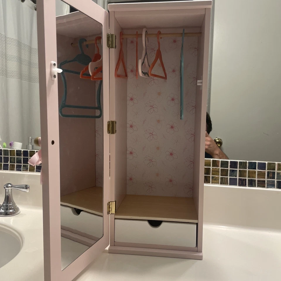 Usado Nuestra Generación Moda - Armario, 5 perchas y cajones incluidos para muñecas de 18" Foto 3 de 4