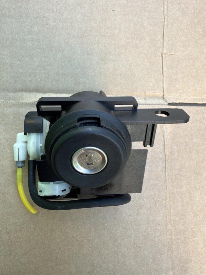 94-97 Mercedes C W202 tampa do porta-malas traseiro trava e cilindro da porta COM CHAVE FABRICANTE DE EQUIPAMENTO ORIGINAL - Imagem 3 de 4