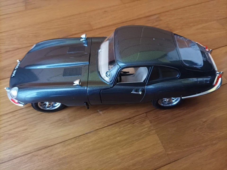 MODELLINO AUTO JAGUAR "E" 1961 - 1:18 - EDICOLA - Immagine 4 di 4