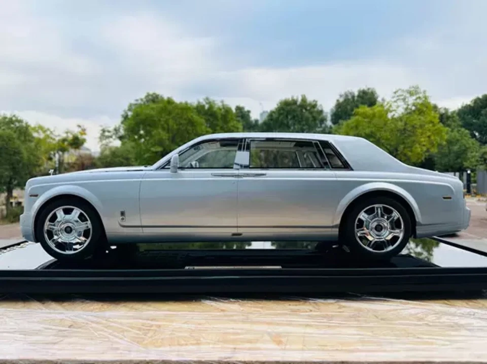 Rolls-Royce Phantom (Silver) [Custom Made] 1:8 scale - Image 2 of 4