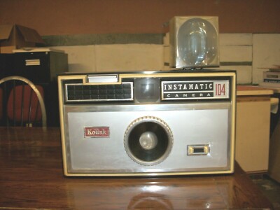 HUGE Vintage Kodak Instamatic 104 camera/ store display bulb turns and  flashes!