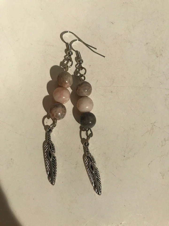 Pendientes largos de jaspe cebra rosa con plumas 309 Foto 2 de 4