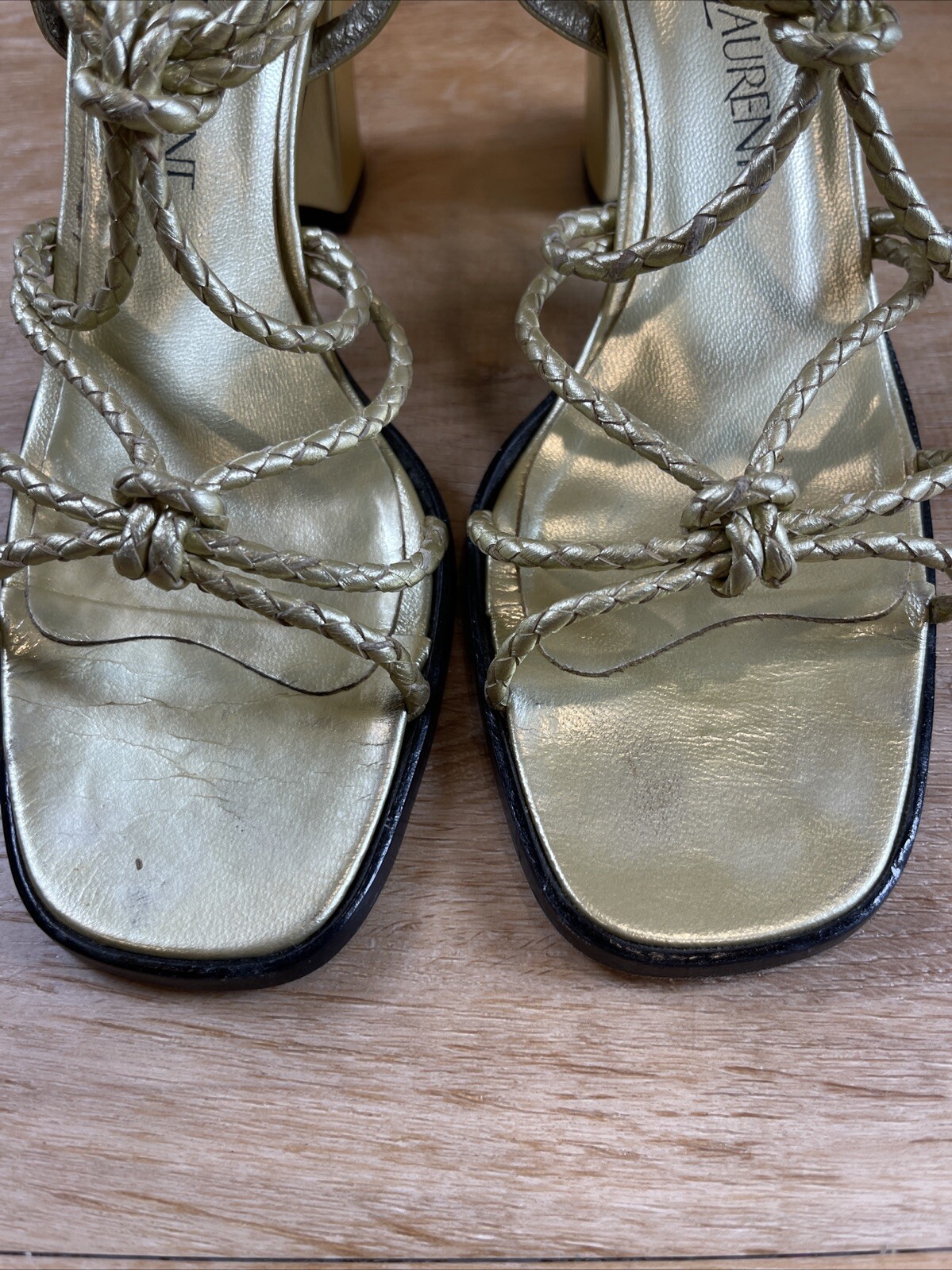 Sandalo Yves Saint Laurent in pelle intrecciata oro tacco grosso punta aperta 8 5 M