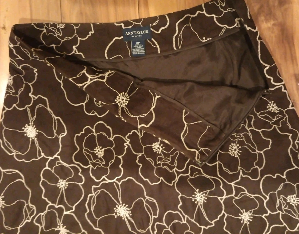 ANN TAYLOR Petites 100% Silk Skirt Brown Cream Embroidered Flowers Classic 8p - Image 2 of 4