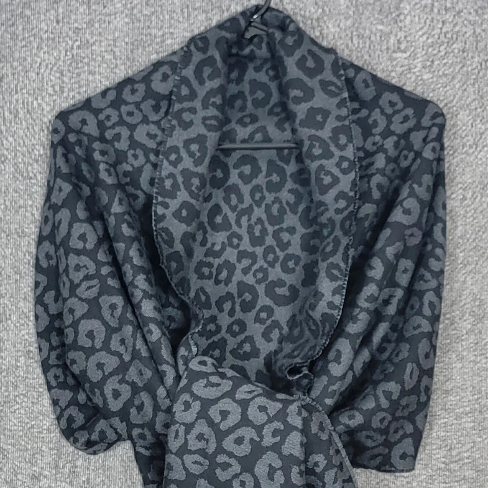 Bufanda envolvente Abercrombie & Fitch para mujer gris negro estampado de animales de leopardo con flecos Foto 4 de 4