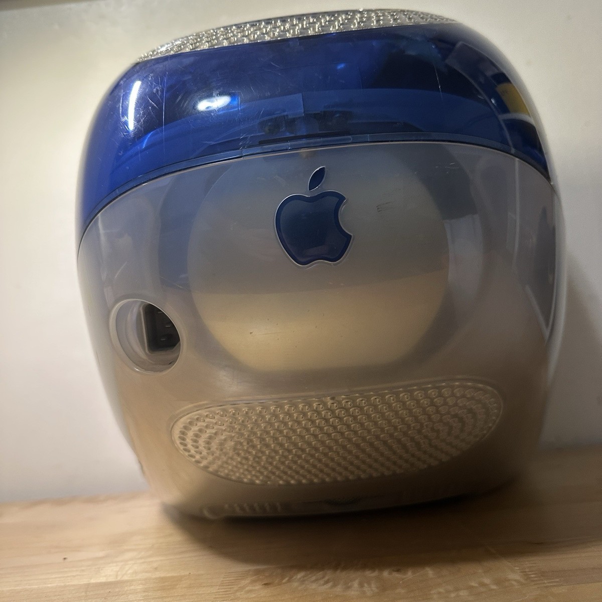 Apple iMac G3 Blueberry Desktop - 400 MHz - 192MB RAM - 10 gb HD