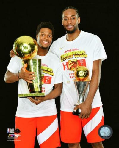 Photo Kyle Lowry & Kawhi Leonard Toronto Raptors NBA Championship Trophy 8x10 - Photo 1 sur 1