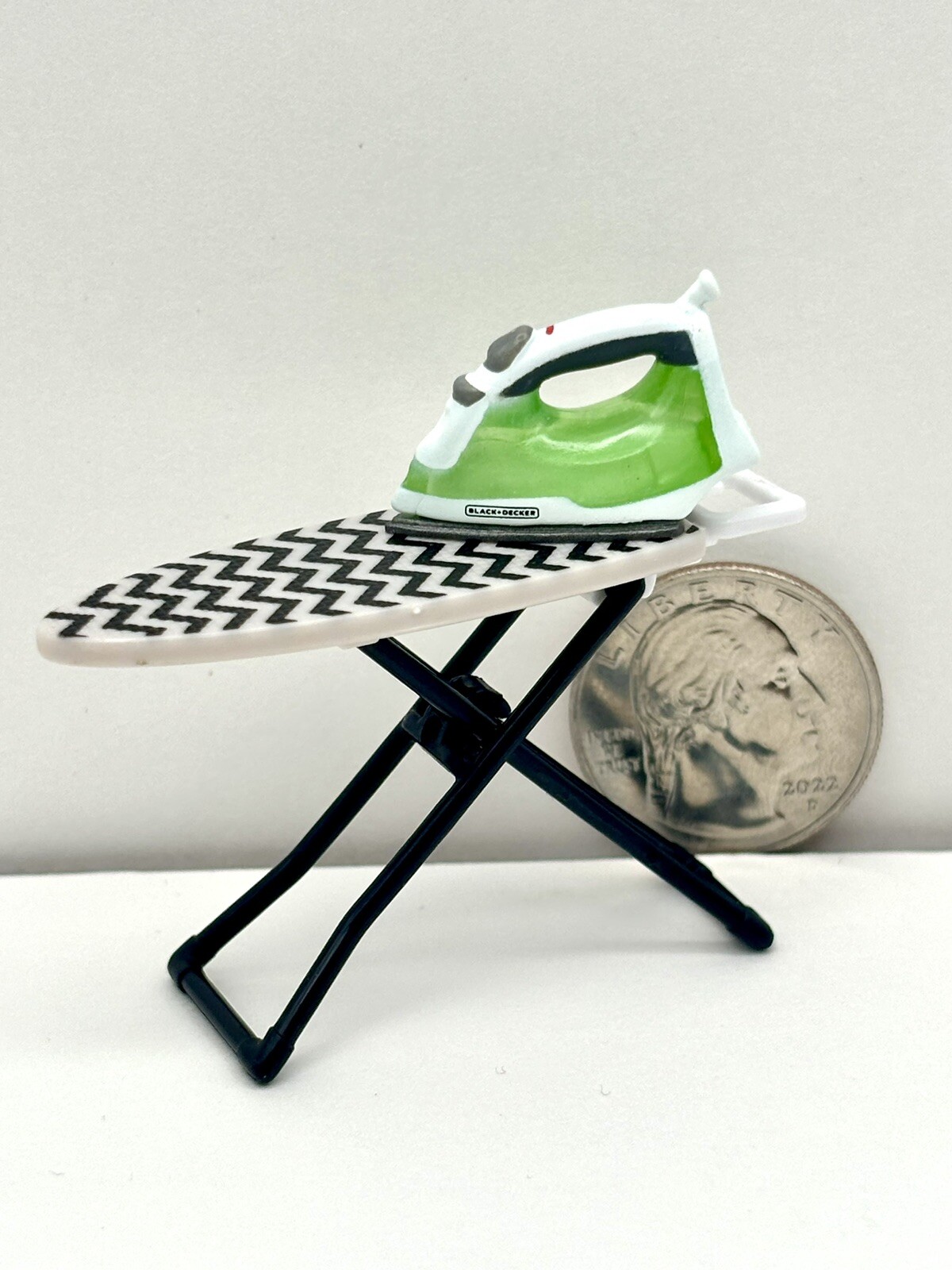 Miniature Rare Black & Decker Iron With A Ironing Board Zuru Mini Brands Home-image