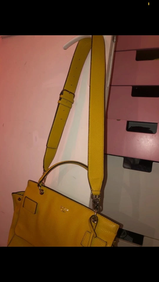 sac a mains guess a bandoulière jaune moutarde - Photo 2/4